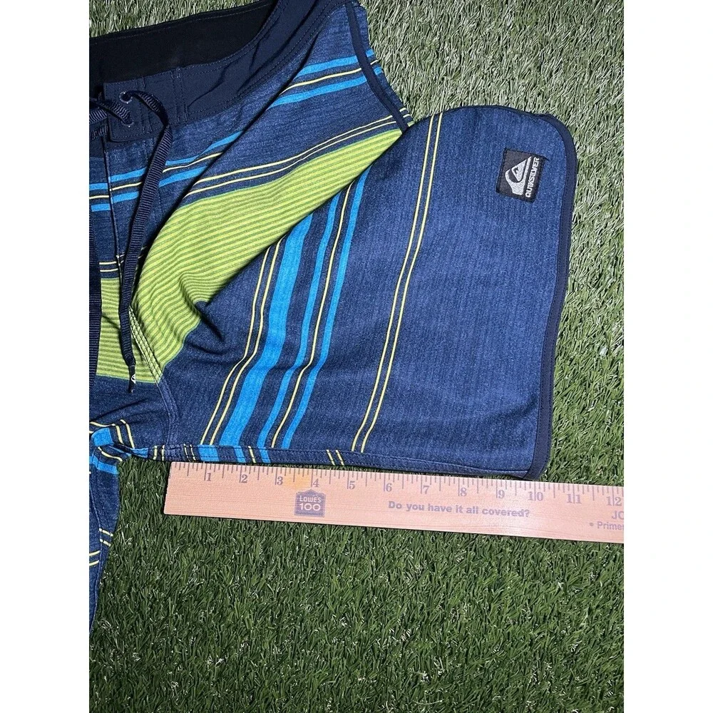 Men’s Quiksilver Size 33 Board Shorts